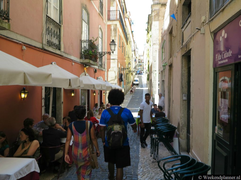 In de smalle straatjes van Bairro Alto zijn veel kleine cafés en restaurants.Tip: De attracties van Baixa, het historische centrum van Lissabon.